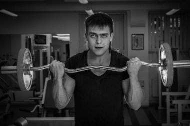 adam atletik halter salonunda eğitim