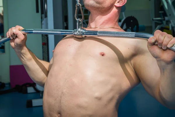 Hombre entrenando en el gimnasio —  Fotos de Stock