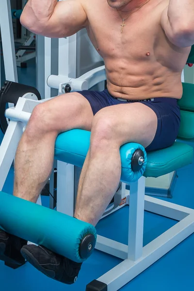 Man tränar i gymmet — Stockfoto