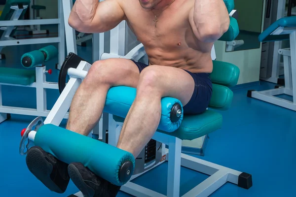 Hombre entrenando en el gimnasio — Foto de Stock