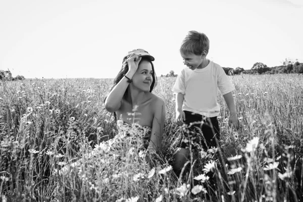 Anya és fia játszik egy mezőben — Stock Fotó
