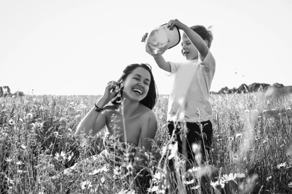 Mamma e figlio che giocano in un campo — Foto Stock