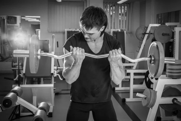 Entrenamiento de hombre con barra atlética en el gimnasio — Foto de Stock