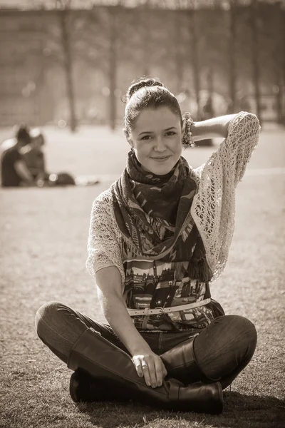 Meisje, zittend op het gras — Stockfoto