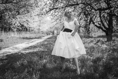 Bahar arka plan üzerinde sarışın