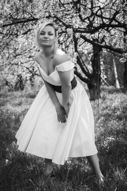 Bahar arka plan üzerinde sarışın