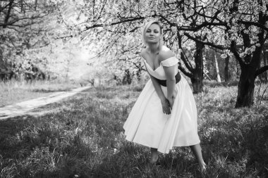 Bahar arka plan üzerinde sarışın