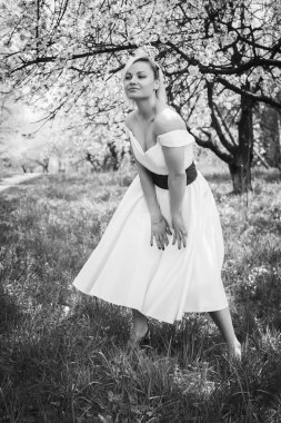 Bahar arka plan üzerinde sarışın