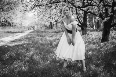 Bahar arka plan üzerinde sarışın