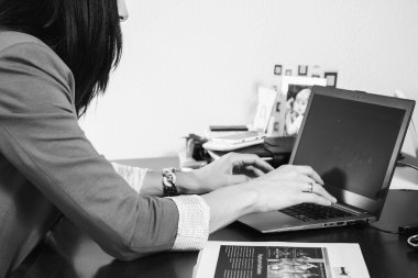 Bilgisayarda çalışan kadın.