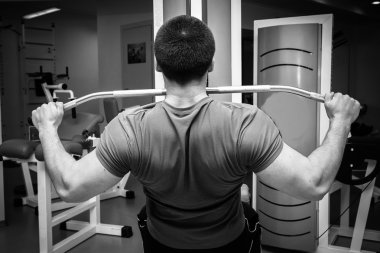 Spor salonundaki adam.