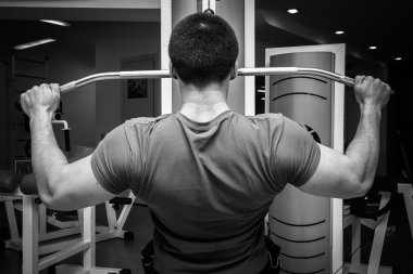 Spor salonundaki adam.
