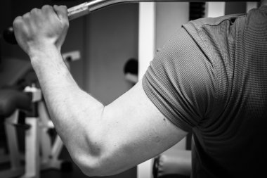Spor salonundaki adam.