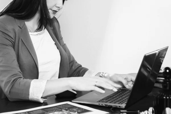 Vrouw die op de computer werkt — Stockfoto