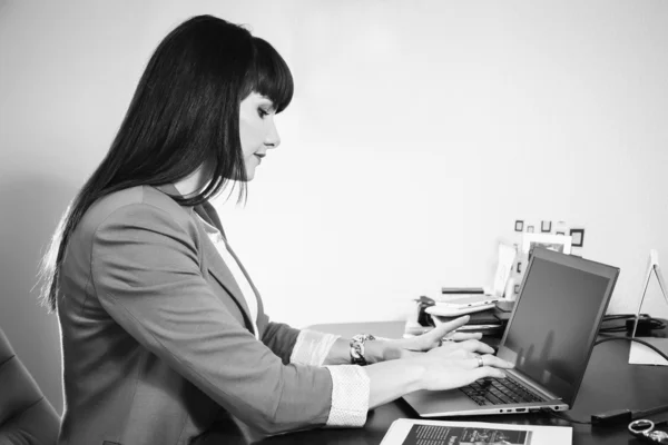 Mujer que trabaja en el ordenador — Foto de Stock