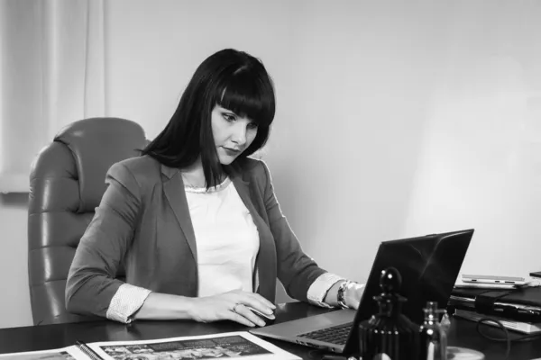在计算机上工作的妇女 — 图库照片