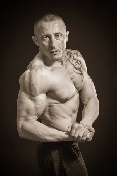 Homme musculaire avec tatouages — Photo