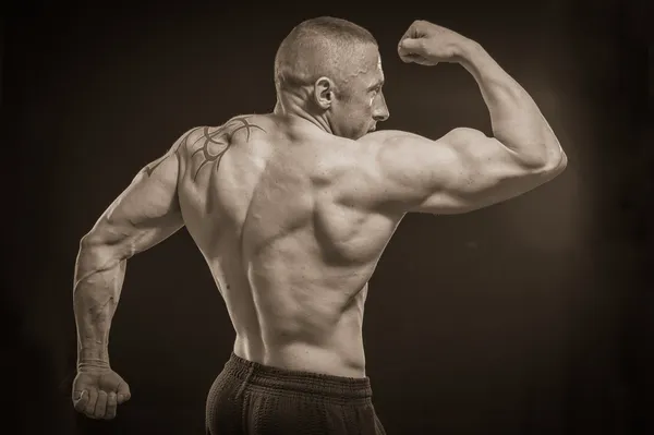 Muscle man met tatoeages — Stockfoto