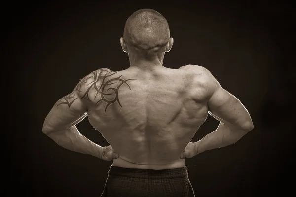 Uomo muscolare con tatuaggi — Foto Stock