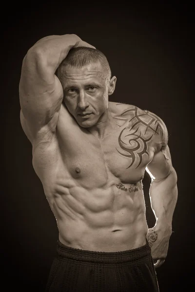 Homme musculaire avec tatouages — Photo