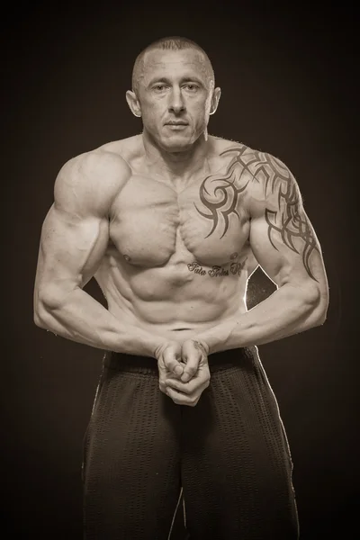 Hombre musculoso con tatuajes —  Fotos de Stock
