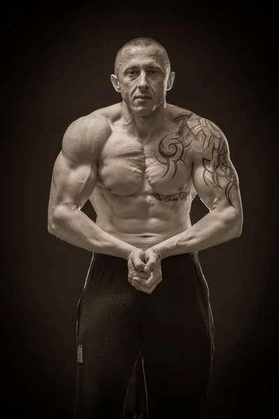 Muscle man with tattoos — Stock Photo, Image