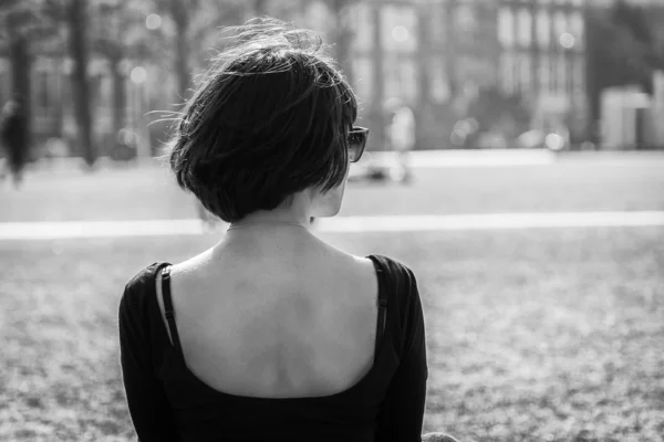 Meisje die zich voordeed op straat — Stockfoto