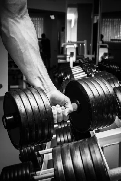 Hombre haciendo ejercicio con pesas — Foto de Stock