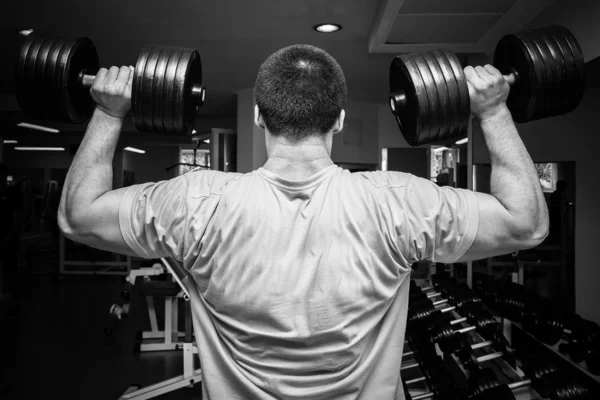 Hombre haciendo ejercicio con pesas — Foto de Stock