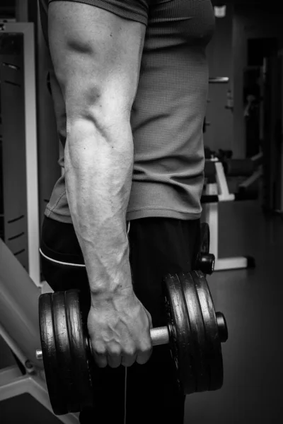 Hombre haciendo ejercicio con pesas —  Fotos de Stock
