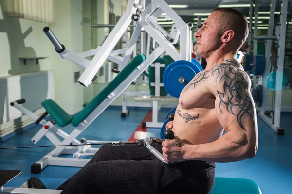 Uomo in palestra — Foto Stock