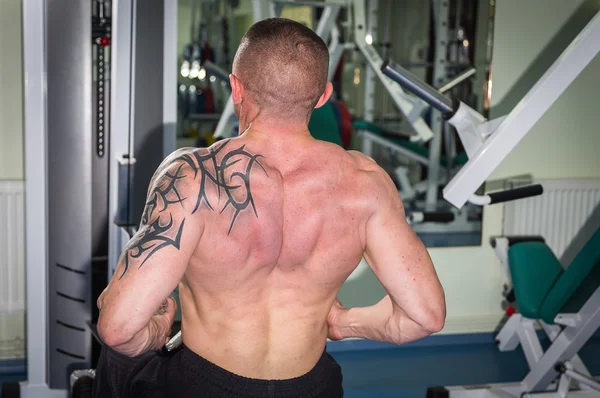 Hombre en el gimnasio — Foto de Stock