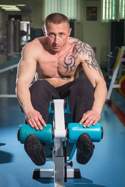 Hombre en el gimnasio — Foto de Stock