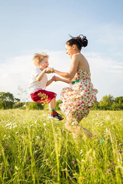 Mama i syn gra w polu — Zdjęcie stockowe