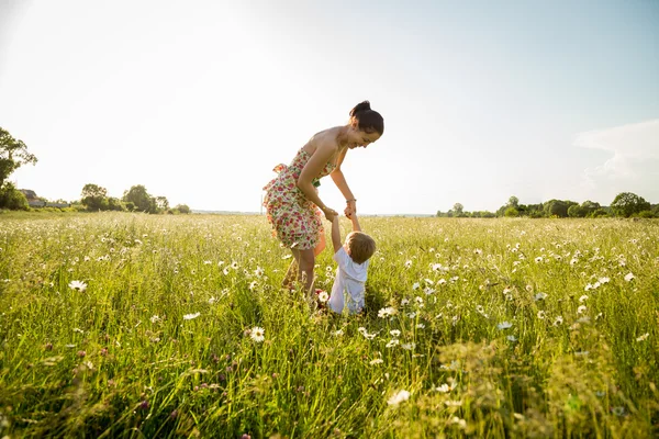 Anne ve oğlu bir alanda oynayan