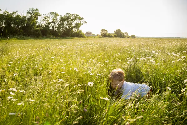 Chłopiec grający w polu — Zdjęcie stockowe