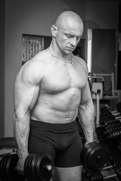 Hombre haciendo ejercicio con pesas —  Fotos de Stock