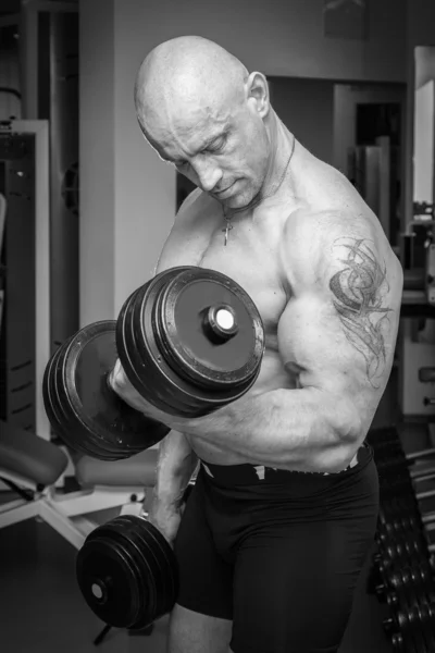 Hombre haciendo ejercicio con pesas —  Fotos de Stock