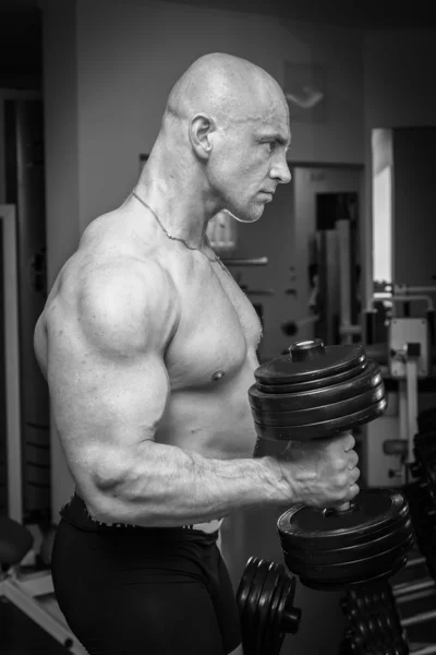 Hombre haciendo ejercicio con pesas —  Fotos de Stock