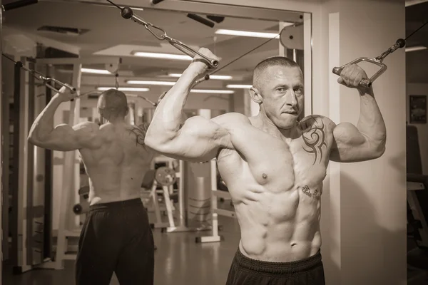 Uomo in palestra — Foto Stock