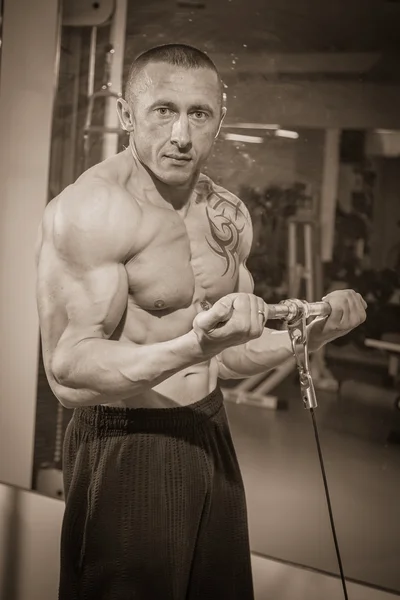 체육관에 있는 남자 — 스톡 사진