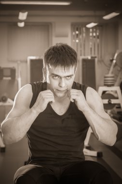 Spor salonundaki adam.