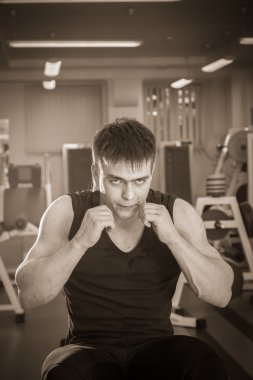 Spor salonundaki adam.