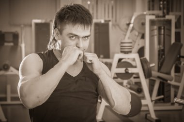 Spor salonundaki adam.