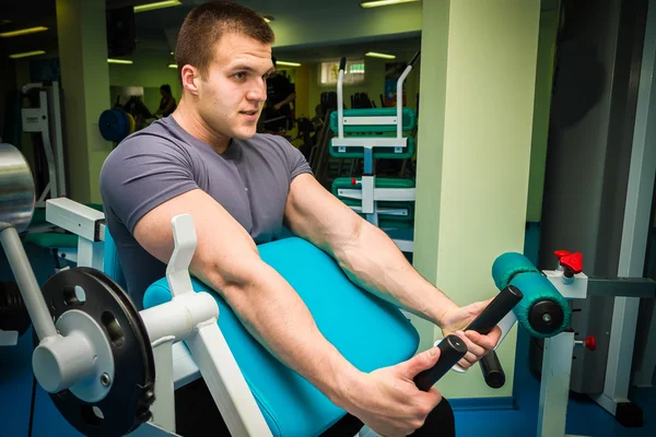 Man i gymmet — Stockfoto