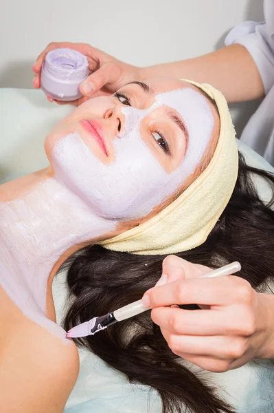 Женщина проходит процедуру маски для лица — стоковое фото