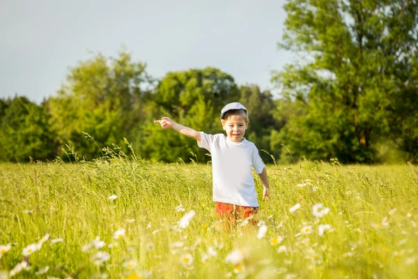Niño jugando en el campo — Foto de Stock