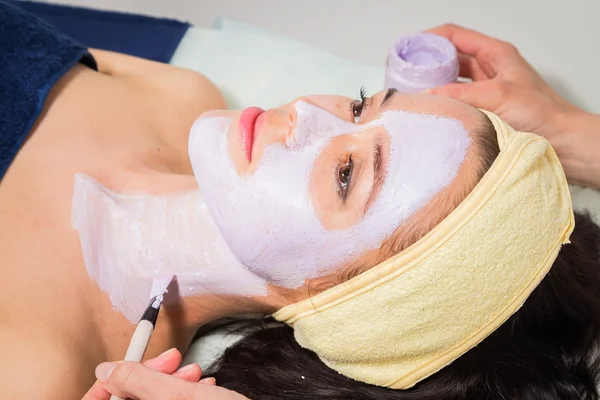 Mulher tem tratamento de máscara facial — Fotografia de Stock