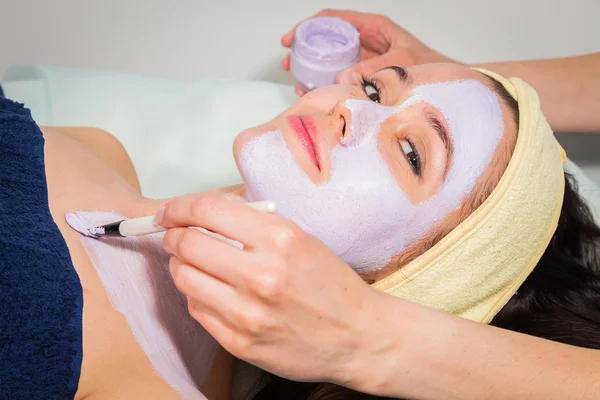 Mujer tiene tratamiento mascarilla facial —  Fotos de Stock