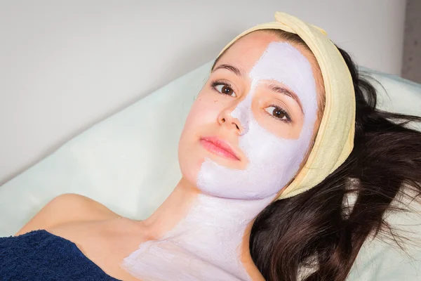 Vrouw heeft gezichtsmasker behandeling — Stockfoto